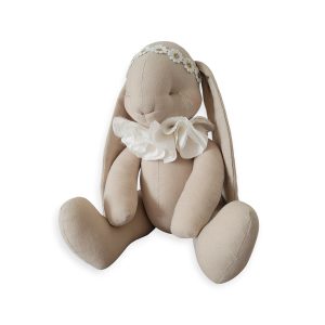 Królik dekoracyjny beżowy w kołnierzu ze śmietankowych kwiatków