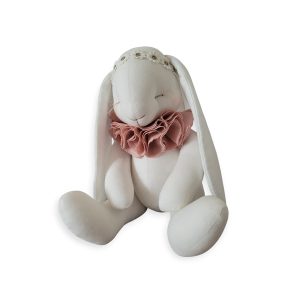 Królik dekoracyjny śmietankowy w kołnierzu z pudrowych kwiatów